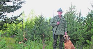 Jagdstart. Josef Gemmet aus Termen ist mit beinahe 50 gel&ouml;sten Jagdpatenten ein altgedienter J&auml;gersmann. Sein neun Monate alter Jagdhund &laquo;Django&raquo; ist noch zu jung, um seinen erfahrenen Halter auf der diesj&auml;hrigen Jagd zu unterst&uuml;tzen.  