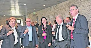 Prost. Jurypr&auml;sident Thomas Geiger, Pr&auml;sident Stiftung Schloss Leuk Arnold Steiner, Staatsr&auml;tin Esther Waeber-Kalbermatten, Spycher-Preistr&auml;ger Stefan Hertmans und Laudator Lothar M&uuml;ller (von links): Anstossen auf den Preistr&auml;ger.