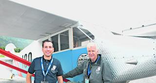 Schmuckst&uuml;ck. Raphael und Hans Peter Bellwald vor ihrer Alfred Comte AC-4 mit Baujahr 1929. 