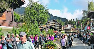 Stolzer Besitzer. Bruno Schwery und seine &laquo;Vika&raquo; werden in Blatten empfangen. 