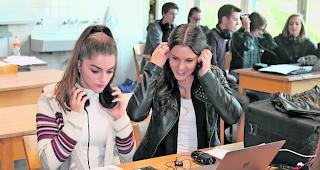 Ganz Ohr. Die Sch&uuml;ler versuchen sich am Drumcomputer.  