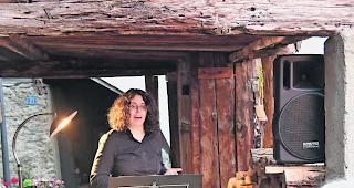 Worte. Samantha Grichting tr&auml;gt in Erschmatt den &laquo;Glocken-Monolog&raquo; vor.  