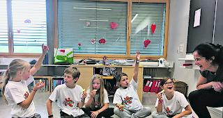 Neugierig. Die Kinder der Primarschule Turtmann probierten Speisen, die sie bis anhin kategorisch ablehnten. 