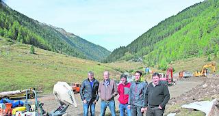 Jetzt geht was. Gerhard Eggs, Gemeindepr&auml;sident Ergisch, Olivier J&auml;ger, Gemeinderat Turtmann-Unterems, Patrick Imboden, Vizepr&auml;sident Oberems, Markus Grand, Gemeindepr&auml;sident Oberems, und Silvan Oggier, Gemeinderat Turtmann-Unterems (von rechts), anl&auml;sslich einer Baustellenbesichtigung im Senntum. 