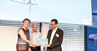 &Uuml;berreichung. Von links nach rechts: Ute Lepple, Direktorin der Scintilla AG, Prof. Stuber von der FH Nord-West-Schweiz sowie Efrain Carre&ntilde;o-Morelli, Leiter der Forschungsgruppe &laquo;Pulvertechnologie und Hochleistungswerkstoffe&raquo; der HES-SO Wallis.