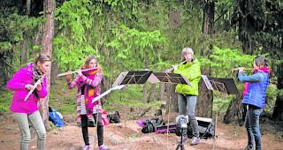 Mittendrin. Das Ensemble T&eacute;trafl&ucirc;tes tr&auml;gt seine Musik dorthin, wo sie herkommt  &ndash;  so etwa an die Suone in Gr&auml;chen. 