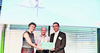 &Uuml;berreichung. Von links: Ute Lepple, Direktorin der Scintilla AG, Prof. Stuber von der FH Nordwestschweiz sowie Efrain Carre&ntilde;o-Morelli, Leiter der Forschungsgruppe &laquo;Pulvertechnologie und Hochleistungswerkstoffe&raquo; der HES-SO Wallis.