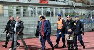 Sittens Pr&auml;sident Constantin wird w&auml;hrend des Spiels gegen den FC Lugano von der Polizei begleitet.