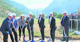 Spatenstich. Philippe Luscan, Executive Vice President, Global Industrial Affairs, Sanofi, Marc Funk, COO Lonza, Richard Ridinger, CEO Lonza, Stefan Stoffel, Leiter strategische Projekte Lonza, Esther Waeber-Kalbermatten, Vizepr&auml;sidentin des Staatsrats, Niklaus Furger, Gemeindepr&auml;sident Visp, und J&ouml;rg Sol&egrave;r, Standortleiter Visp (von rechts). 