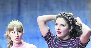 Oberwalliserin. Die Oberwalliser Schauspielerin Barbara Heynen (rechts) steht am Mittwoch bei &laquo;Liliom&raquo; auf der Visper La-Poste-B&uuml;hne. 