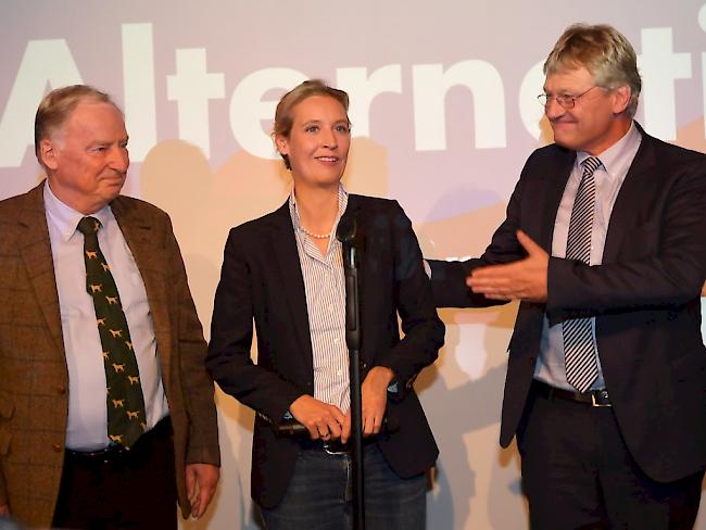 Die AfD zieht nach den Bundestagswahlen in Deutschland erstmals ins Parlament ein. Spitzenkandidat Alexander Gauland (links) versteht dies als Kampfansage an die künftige Regierung: "Sie kann sich warm anziehen. Wir werden sie jagen", sagte er am Sonntagabend in Berlin.