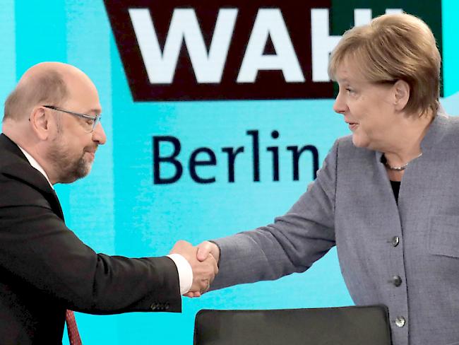 Bundeskanzlerin Angela Merkel (CDU) gibt dem SPD-Vorsitzenden Martin Schulz vor einer TV-Runde nach der Bundestagswahl die Hand. Im anschliessenden Gespräch hat Martin Schulz Angela Merkel scharf angegriffen und sie für das starke Abschneiden der AfD verantwortlich gemacht.