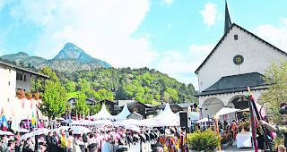 Ort der Begegnung. Nach der Prozession versammelte sich die Bev&ouml;lkerung im Pfarrgarten zum feierlichen Hochamt. 