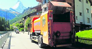 Im Einsatz. Das Spezialfahrzeug auf seiner Waschtour durch Zermatt. 