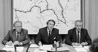 Bundesrat Adolf Ogi, Mitte, und Fritz B&uuml;rki, Direktor Bundesamt f&uuml;r Verkehr, links, pr&auml;sentieren am 28. Mai 1990 in Bern die Botschaft &uuml;ber den Bau der Schweizerischen Eisenbahn-Alpentransversale NEAT. Am 27. September 1992 nahm das Stimmvolk den Beschluss mit 63,6 Prozent Ja-Stimmen an.