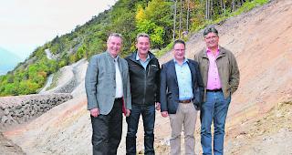 Effizienter Schutz. Generalagent Roland L&uuml;thi, J&uuml;rgen Schetter und J&uuml;rgen Brigger (beide Generalagentur Mobiliar Oberwallis) sowie Gilbert Loretan, Gemeindepr&auml;sident Varen, auf dem neu errichteten Schutzdamm &laquo;Taschonieren&raquo; oberhalb von Varen (v.l.). 