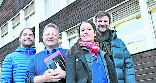 &laquo;Kein elit&auml;res System&raquo;. Schuldirektor Pino Mazzone (Zweiter von links) mit der beteiligten Elterngruppe um Marco Godat sowie Martina und Adrian Greiner (von links). 