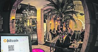 Akzeptiertes Zahlungsmittel. Die digitale W&auml;hrung Bitcoin wird immer h&auml;ufiger als Zahlungsmittel akzeptiert. So kann etwa seit Kurzem in den Gastronomiebetrieben der Choucas-Connection in Leukerbad mit Bitcoins bezahlt werden.  