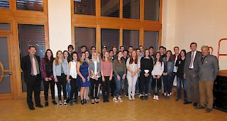 Die stolzen Natischer Jungb&uuml;rgerinnen und Jungb&uuml;rger