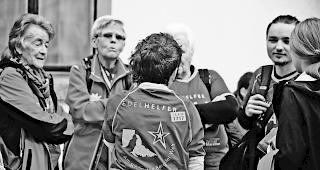 Gesellig. Beim Helferabend des Zermatt Marathons trifft sich jeweils Jung und Alt.  