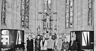 Zeichen gesetzt. Von links: Pfarrer Herbert Heiss, Philipp Bumann, Eveline Bumann, Stephan Bumann, Generalvikar Richard Lehner, Seel-sorgehelferin Irma Wyssen und Sakristan Jean-Bernard Antille. 