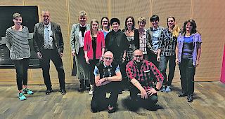 Gruppenbild. Der neue und der alte Vorstand zusammen mit Adjunkt Marcel Blumenthal (Zweiter von links). 