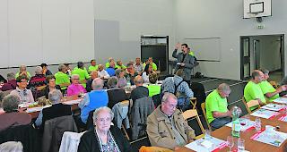 Pfarrgruss. Pfarrer Frank Sommerhoff erteilte den Bewohnern der Altersheime nach einemGrusswort im Rahmen einen Marienfeier den Segen.  