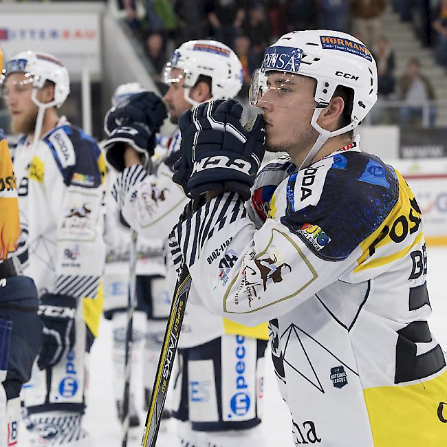 Eliot Berthon (rechts) und seine Ambri-Teamkollegen blicken nach dem 2:6 gegen Biel ins Leere