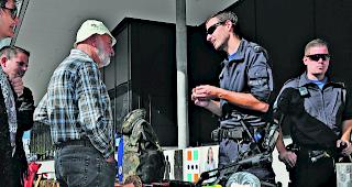 Waffenauslage. Grenzw&auml;chter pr&auml;sentieren vor dem Zollgeb&auml;ude ihre verschiedenen Dienstwaffen und kl&auml;ren die Besucher &uuml;ber deren Einsatzm&ouml;glichkeiten auf.  