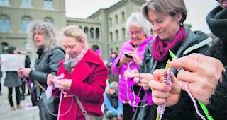 Demonstration. Mit dem Bekenntnis &laquo;Wir wehren uns: Lohngleichheit f&uuml;r Frauen ist bei Weitem nicht erreicht&raquo;, demonstrieren anl&auml;sslich des Internationalen Tages der Frau Hunderte von Frauen mit Stricken von pinken Protest-M&uuml;tzen (Pussy Hats) am Mittwoch, 8. M&auml;rz 2017, auf dem Bundesplatz in Bern.  