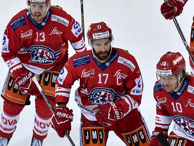 Jubelten über ein Tor der Rapperswil-Jona Lakers: Steve Mason (links) und Antonio Rizzello (rechts/Archivbild)