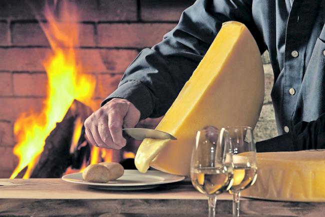 Probleme mit Bakterien. Anfang 2017 waren Dutzende Tonnen Walliser Raclette-Käse von einem Bakterium befallen (Symbolbild).