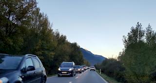 In Richtung Brig. R&uuml;ckstau auf der Umfahrungsstrasse via Lalden und Brigerbad.