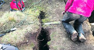 Spalt&ouml;ffnung. Vor dem Unfall soll sich das verunfallte M&auml;dchen mit seinen Geschwistern aus Neugier am offenen Loch abseits des Wanderweges aufgehalten haben.  