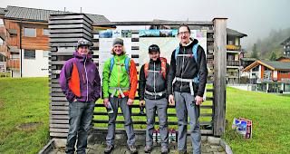 Abenteuerlustig. Wanderer streben nach dem Schl&uuml;ssel zu den Alpen. 
