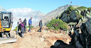 Unfallort. Blick auf die Stelle, wo Rettungskr&auml;fte in der Nacht auf Donnerstag mithilfe eines Baggers das zweij&auml;hrige M&auml;dchen aus einer Felsspalte retteten.  
