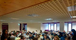 Voller Saal, leere Teller. Zahlreiche Besucher zeigten sich solidarisch und spendeten f&uuml;r Bondo.