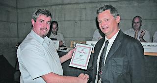 Auszeichnung. Der Pr&auml;sident des Oberwalliser Feuerwehrverbandes, Guido Bregy (links), &uuml;berreicht dem langj&auml;hrigen Chef des Kantonalen Amts f&uuml;r Feuerwesen, Eric Senggen, die Urkunde zur Ehrenmitgliedschaft.  