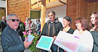 Stolze Preistr&auml;ger. Die Mitglieder der Betriebs- und Lebensgemeinschaft Birri-Schweizer, Ingrid Schmid Birri mit ihrer Tochter Sophie, Daniela Corbellini und Ruedi Schweizer (von rechts), nehmen den Anerkennungspreis von Preisstifter Franz Mattig entgegen.  