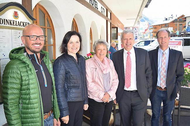 Von links: Kilian Ambord (Direktor Pflege & MTT SZO), Esther Waeber-Kalbermatten (Staatsrätin), Verena Sarbach-Bodenmüller (Verwaltungsratsvizepräsidentin Spital Wallis), Prof. Dominique Arlettaz (Verwaltungsratspräsident Spital Wallis) und Hugo Burgener (Direktor Spitalzentrum Oberwallis SZO)