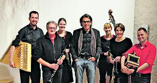 K&ouml;nnerinnen und K&ouml;nner. Historiker und Schriftsteller Wilfried Meichtry (Mitte) mit den Musikerinnen und Musikern von &laquo;apartig&raquo; sowie dem Komponisten Tobias Salzgeber (rechts): Ihre musikalische Lesung vom Donnerstagabend im Visper Kulturzentrum La Poste wartet mit Witz und Nachdenklichkeit auf. 