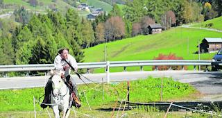 Im Jetzt. Im Galopp schiesst Janusch Ittig seine Pfeile los  &ndash;  Zeit zum Zielen bleibt dabei kaum.  