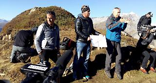 Kantonsgeologe Raphael Mayoraz (rechts) informiert &uuml;ber die Rutschungen am Aletschgletscher. Links: Peter Schwitter, Sicherheitsverantwortlicher der Gemeinde Riederalp.