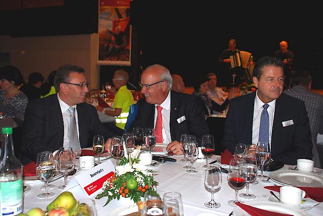 Staatsrat und Finanzminister Roberto Schmidt (links) vertrat am Treffen den Kanton Wallis als Mehrheitsaktionär. Neben ihm VR-Präsident Jean-Daniel Papilloud und Pascal Perruchoud, Präsident der Generaldirektion.