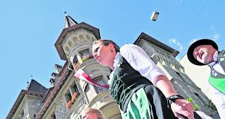 Brauchtum. 60 Formationen begeisterten die Zuschauer am Festumzug durch Brig am Jodlerfest. Im Bild jodelt der Jodlerklub aus dem Saastal vor dem Perrighaus. 