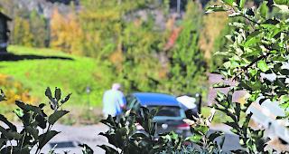 W&auml;hrend der R&auml;umung. Pr&auml;fekt Thomas Imesch und sein Gesch&auml;ftspartner verlassen B&uuml;rchen. 