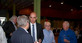 Bundesrat Alain Berset zeigt sich an der Jubil&auml;umsfeier volksnah. 