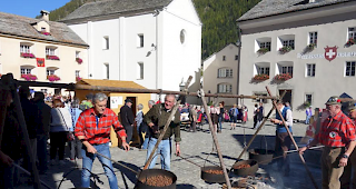 Die Maronibrater aus Trontano standen im Mittelpunkt der Castagnata vom Samstag in Simplon Dorf.
