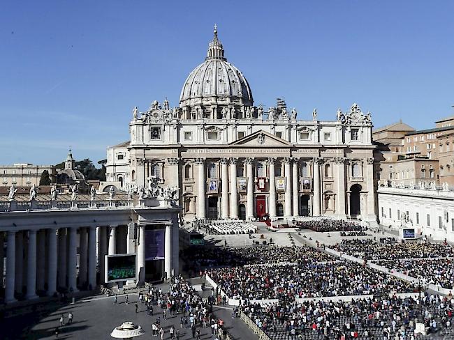 Papst Franziskus hat bei einer Zeremonie auf dem Petersplatz 35 Katholiken heilig gesprochen.