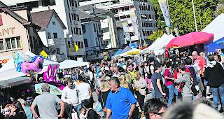 Marktszene. Entlang der Lonza an den zahlreichen St&auml;nden herrschte am Samstagnachmittag reges Treiben. 